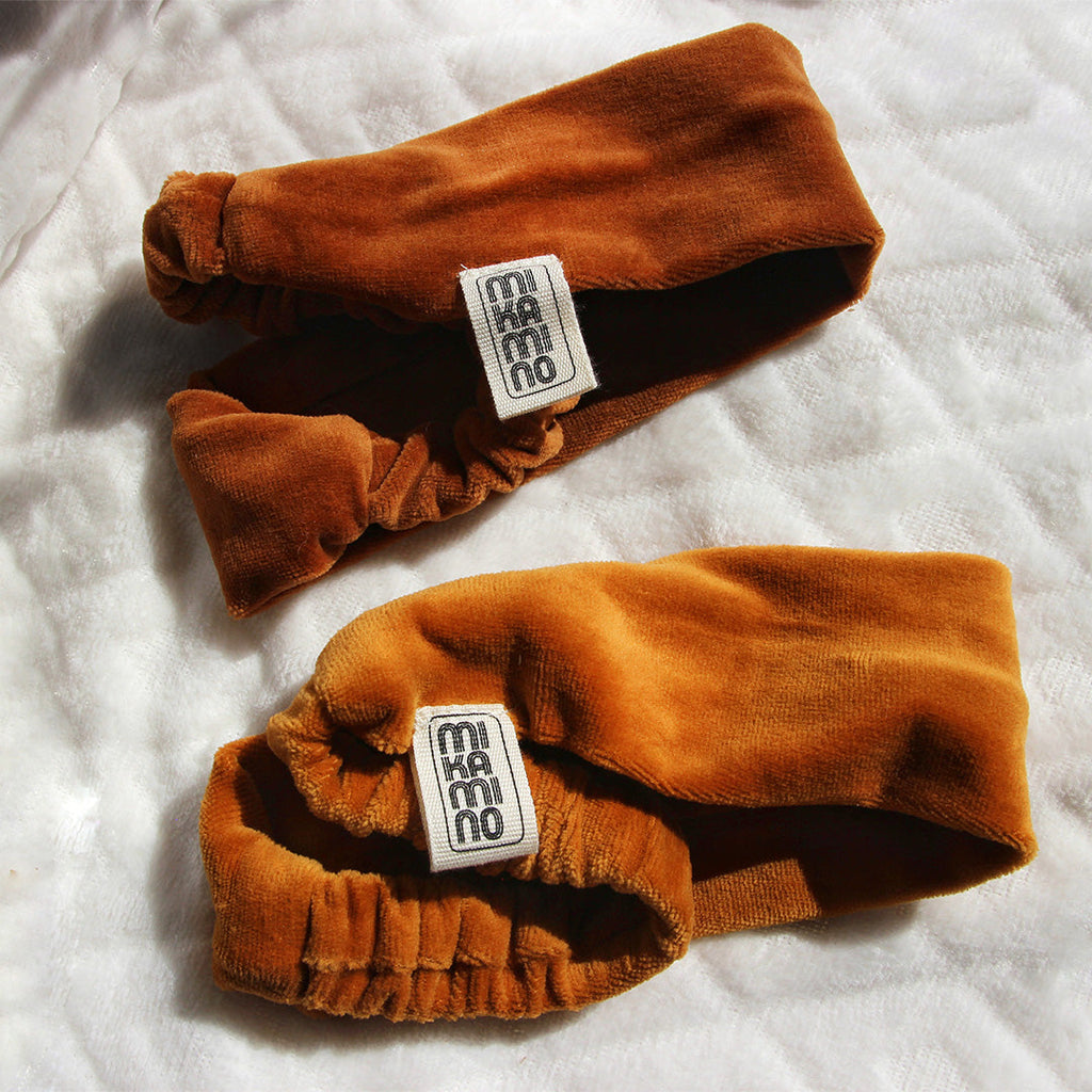 Photo de deux bandeaux de soin mikamino, un couleur caramel et l'autre couleur crinière de lion sur un fond un tissu blanc