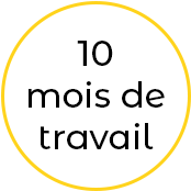 Image ronde blanche avec un contour jaune et un texte "10 mois de travail"