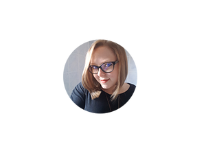 Femme blonde avec des lunettes et un haut noir