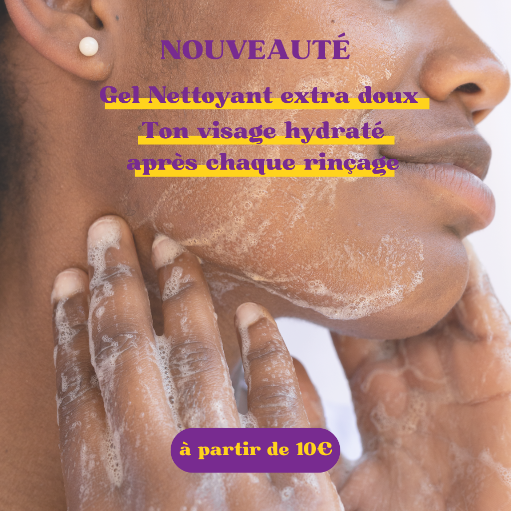 Une jeune femme noire se lave le visage. Une mousse fine et délicate et sur sa joue droite, ses mains sont sur son cou. il est écrit nouveauté, gel nettoyant extra doux, ton visage hydraté après chaque rinçage à partir de 10€., 