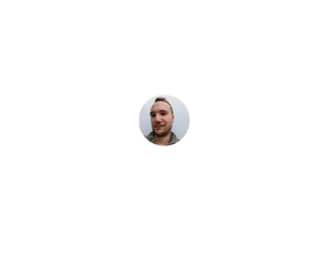 Homme brun avec de la barbe et un pull gris