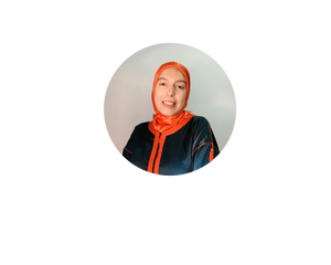 Femme avec une tunique bleu et un voile rouge sur la tête