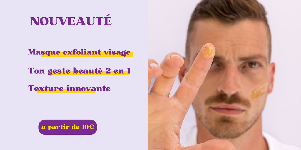 l'image est coupée en deux. A gauche il y a dute xte où il est écrit nouveauté, masque exfoliant visage, ton geste beauté deux en un texture innovante. Sur le côté droit de l'image, sur l'index de l'homme il y a une texture juane granuleuse. En arrière plan on distingue un homme qui a une trace de cette meme texture granuleuse sur sa joue gauche.