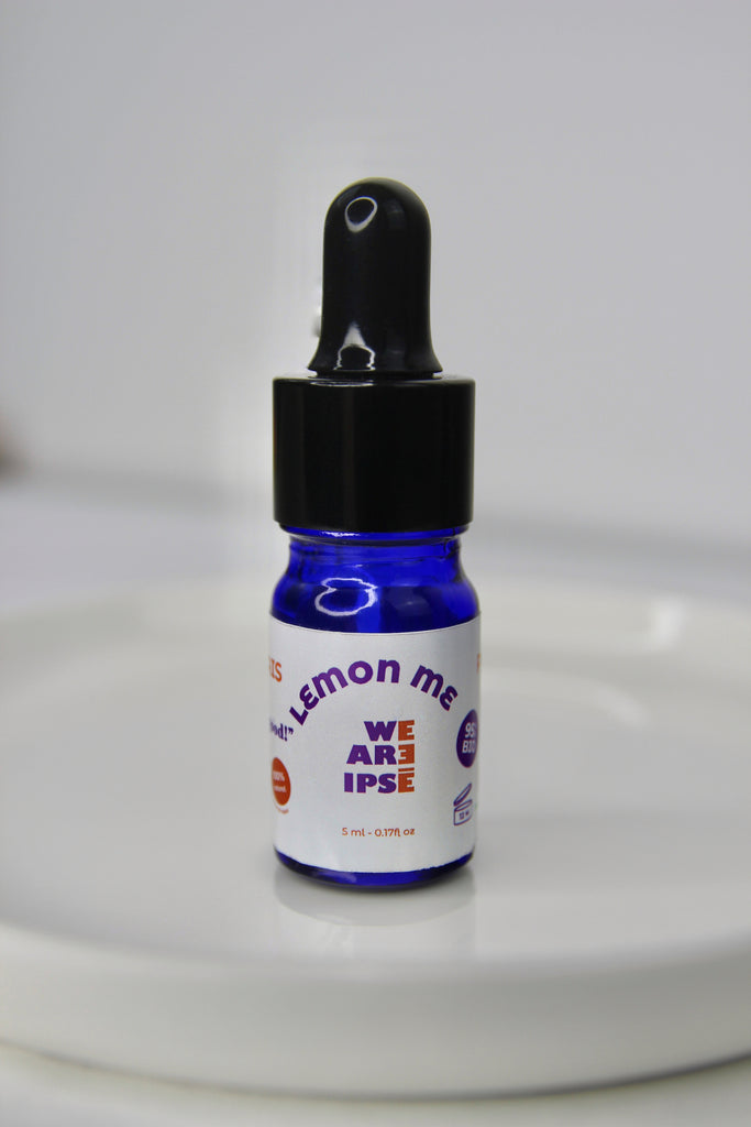 le sérum peau mixte, composé de 100% d'ingrédient naturel et bio posé dans une assiette blanche. 