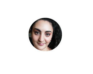Gros plan sur le visage d'une femme brune au yeux marrons
